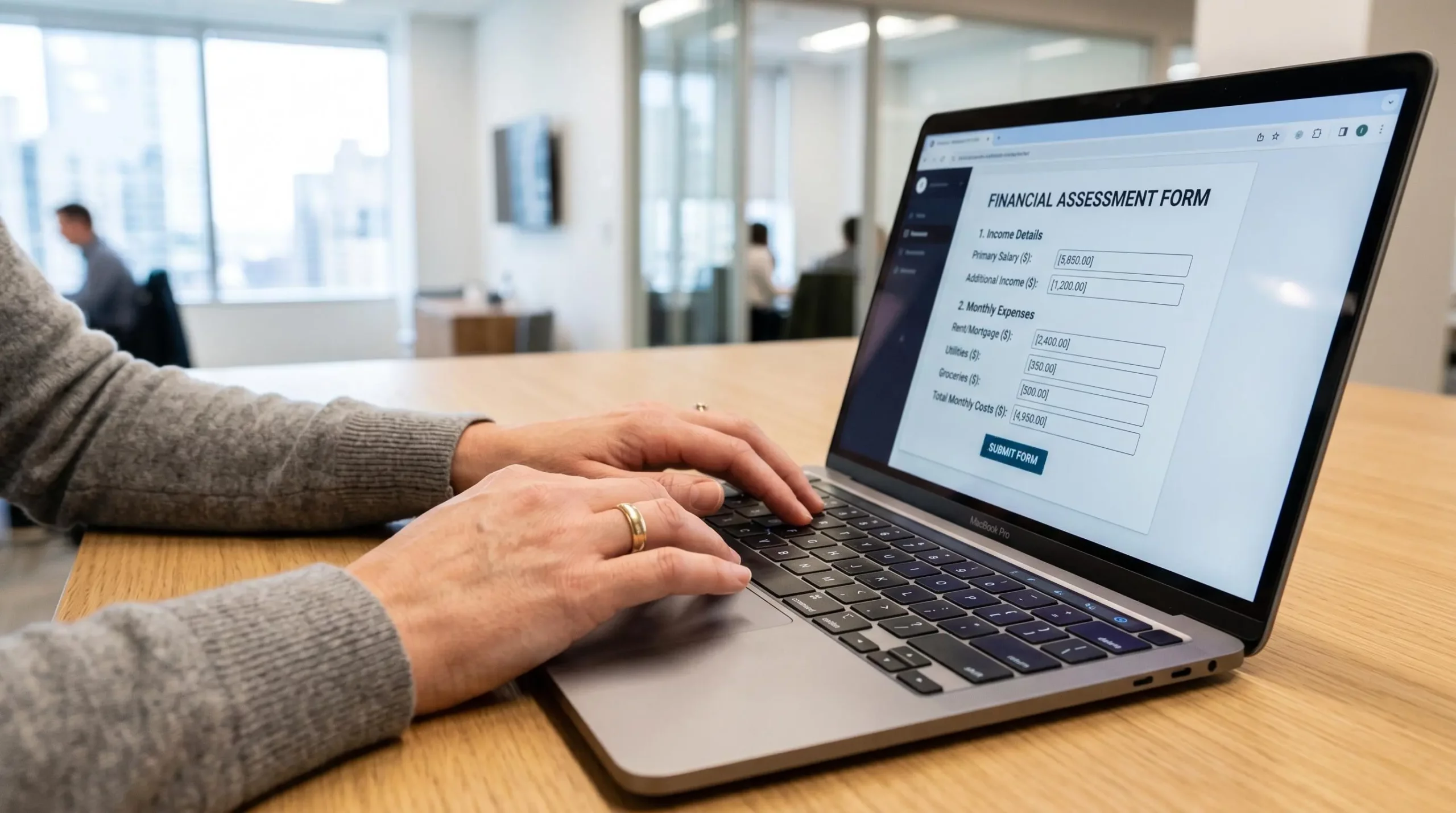 Vue sur un écran d'ordinateur affichant un formulaire de demande de crédit immobilier en ligne, mains d'un utilisateur sur le clavier